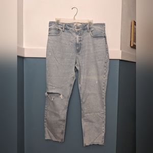 NWOT Abercrombie and Fitch Distressed Jeans - Size 33